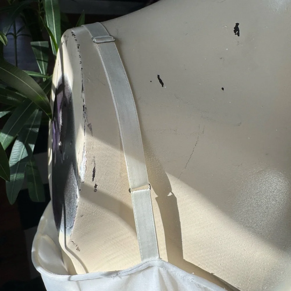 Elegant Vintage 1960’s White Lace Slip Dress with Floral Lace Details - Picture 7 of 12